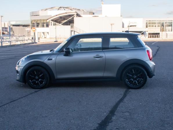 Mini Hatch III (F55/F56) Рестайлинг с пробегом 2020 года, цена 2 148 000 рублей, 70514 км, хэтчбек, Автокод Объявления