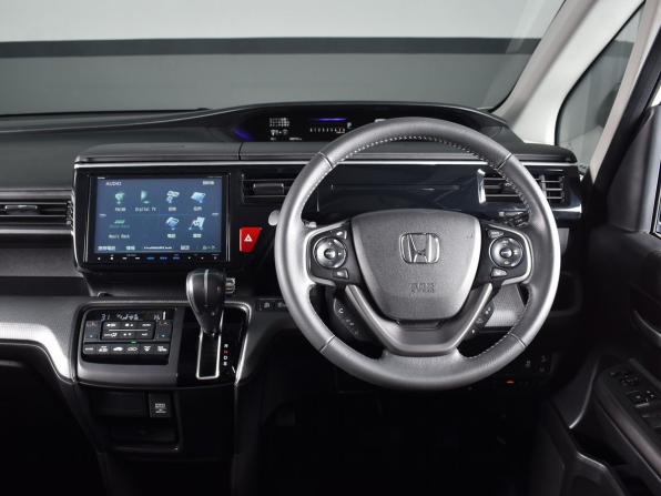 Honda Stepwgn V Рестайлинг с пробегом 2018 года, цена 2 375 995 рублей, 80752 км, минивэн, Автокод Объявления