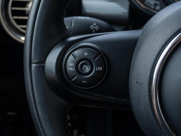 Mini Hatch III (F55/F56) Рестайлинг с пробегом 2020 года, цена 2 230 000 рублей, 59469 км, хэтчбек, Автокод Объявления