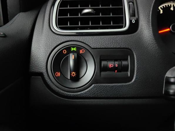 Volkswagen Polo V Рестайлинг с пробегом 2018 года, цена 885 000 рублей, 212000 км, седан, Автокод Объявления