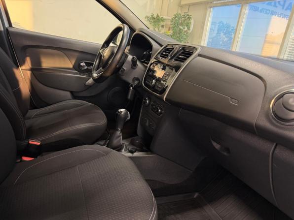 Renault Logan II Рестайлинг с пробегом 2021 года, цена 899 000 рублей, 92000 км, седан, Автокод Объявления