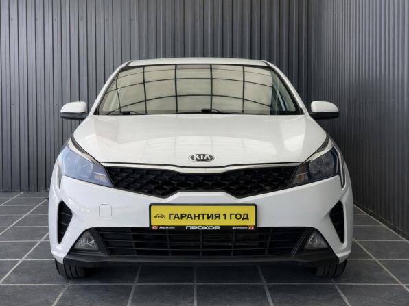 Kia Rio IV Рестайлинг с пробегом 2020 года, цена 1 367 000 рублей, 60997 км, седан, Автокод Объявления
