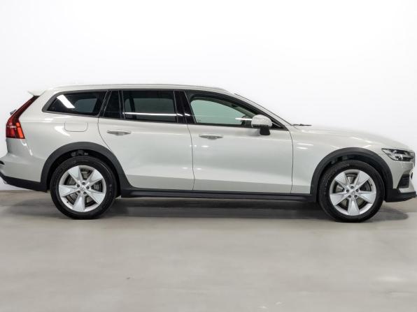 Volvo V60 Cross Country II с пробегом 2021 года, цена 4 165 000 рублей, 49003 км, универсал, Автокод Объявления
