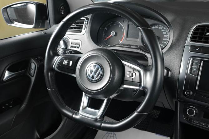 Volkswagen Polo V Рестайлинг с пробегом 2019 года, цена 1 339 000 рублей, 116000 км, седан, Автокод Объявления