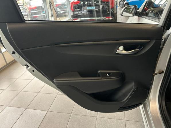 Kia Rio IV Рестайлинг с пробегом 2021 года, цена 1 300 000 рублей, 92371 км, седан, Автокод Объявления