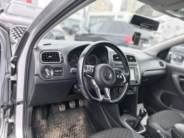 Volkswagen Polo V Рестайлинг с пробегом 2018 года, цена 1 095 000 рублей, 89680 км, седан, Автокод Объявления