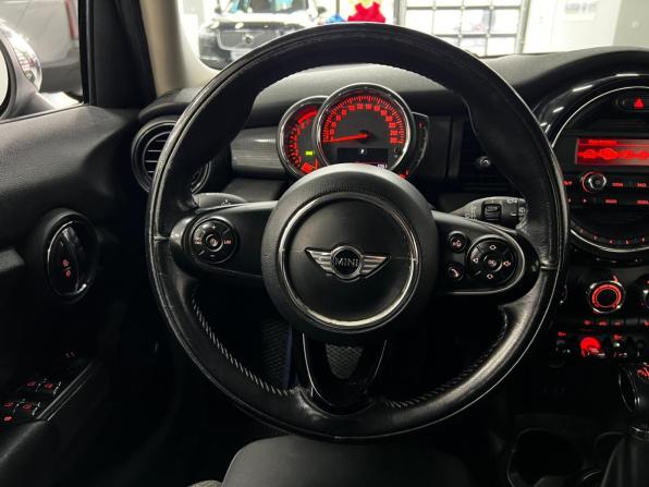 Mini Hatch III (F55/F56) с пробегом 2018 года, цена 1 120 000 рублей, 176000 км, хэтчбек, Автокод Объявления