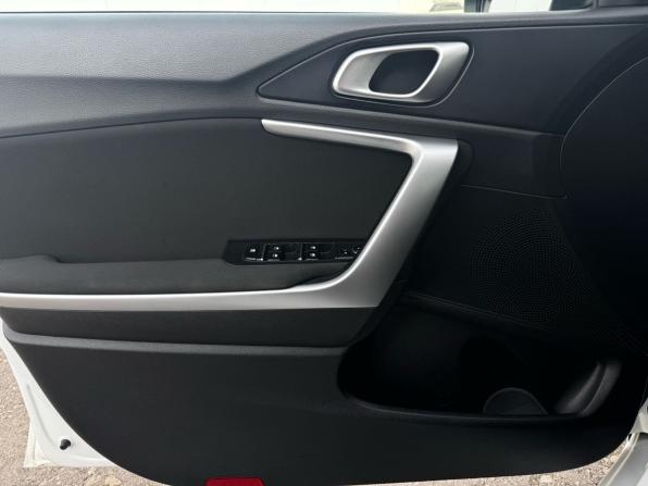 Kia Ceed III Рестайлинг с пробегом 2022 года, цена 1 970 000 рублей, 62000 км, хэтчбек, Автокод Объявления