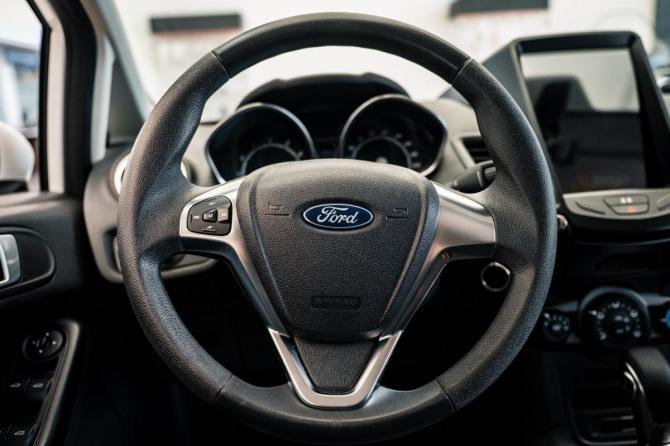 Ford Fiesta Mk6 Рестайлинг с пробегом 2018 года, цена 960 000 рублей, 90700 км, хэтчбек, Автокод Объявления