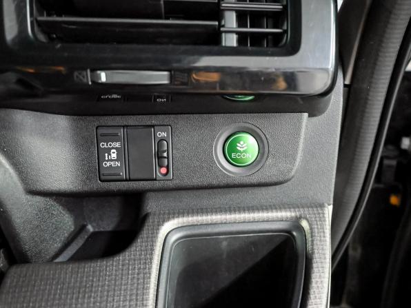 Honda Stepwgn V с пробегом 2015 года, цена 1 550 000 рублей, 305174 км, минивэн, Автокод Объявления