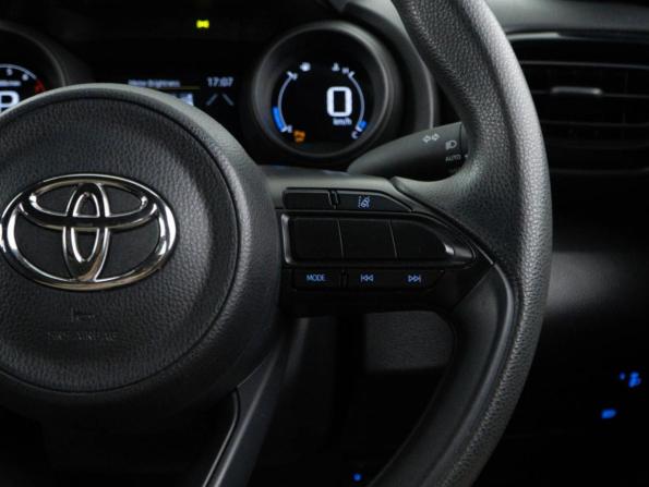 Toyota Yaris IV с пробегом 2021 года, цена 1 249 999 рублей, 74938 км, хэтчбек, Автокод Объявления
