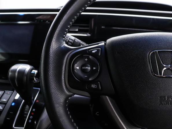 Honda Stepwgn V с пробегом 2016 года, цена 1 699 000 рублей, 119159 км, минивэн, Автокод Объявления