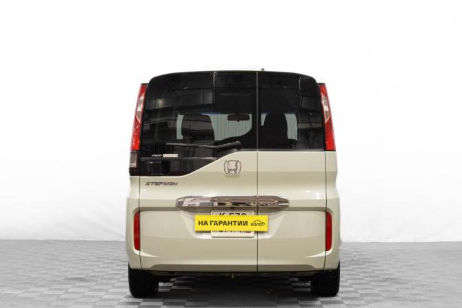 Honda Stepwgn V с пробегом 2015 года, цена 1 799 000 рублей, 139000 км, минивэн, Автокод Объявления