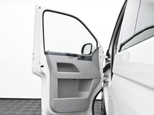 Volkswagen Multivan T5 Рестайлинг с пробегом 2013 года, цена 1 799 000 рублей, 298000 км, минивэн, Автокод Объявления