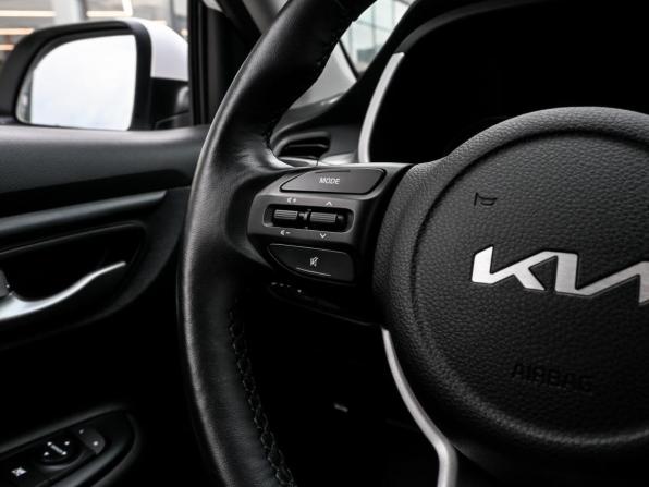 Kia Rio IV Рестайлинг с пробегом 2021 года, цена 1 659 800 рублей, 72090 км, седан, Автокод Объявления