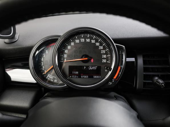 Mini Hatch III (F55/F56) Рестайлинг с пробегом 2018 года, цена 1 898 000 рублей, 97000 км, хэтчбек, Автокод Объявления