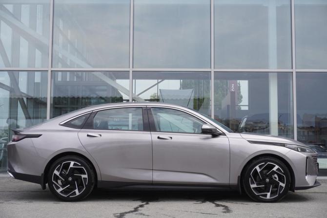 Changan Lamore с пробегом 2023 года, цена 2 400 000 рублей, 3882 км, седан, Автокод Объявления