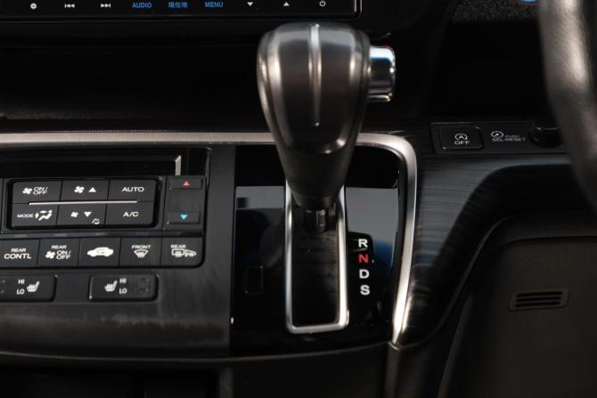 Honda Stepwgn V с пробегом 2015 года, цена 1 799 000 рублей, 140595 км, минивэн, Автокод Объявления