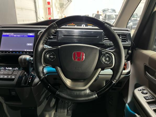 Honda Stepwgn V с пробегом 2015 года, цена 1 630 000 рублей, 251269 км, минивэн, Автокод Объявления
