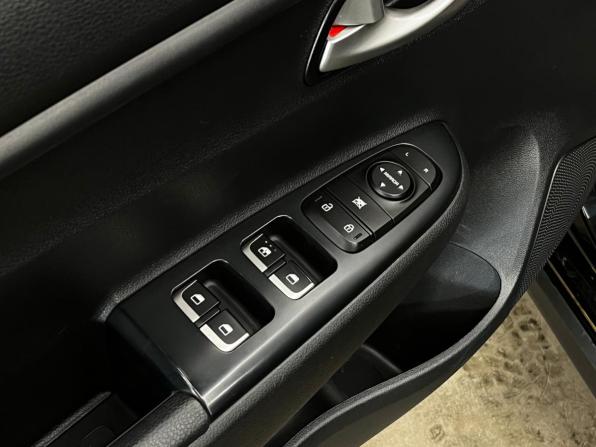 Kia Rio IV Рестайлинг с пробегом 2021 года, цена 1 649 000 рублей, 42456 км, хэтчбек, Автокод Объявления