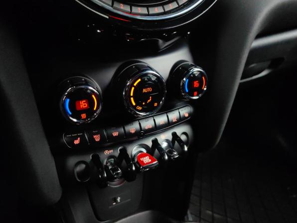 Mini Hatch III (F55/F56) Рестайлинг с пробегом 2019 года, цена 1 639 000 рублей, 143151 км, хэтчбек, Автокод Объявления