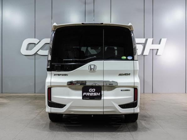 Honda Stepwgn V Рестайлинг с пробегом 2018 года, цена 2 549 000 рублей, 173500 км, минивэн, Автокод Объявления
