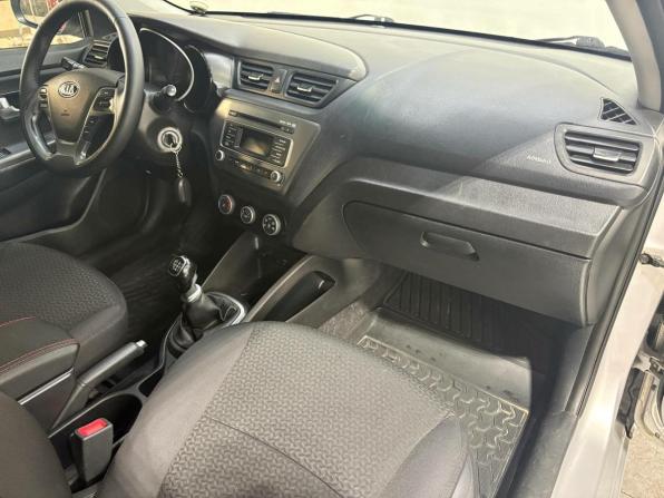 Kia Rio III Рестайлинг с пробегом 2016 года, цена 940 000 рублей, 131640 км, седан, Автокод Объявления