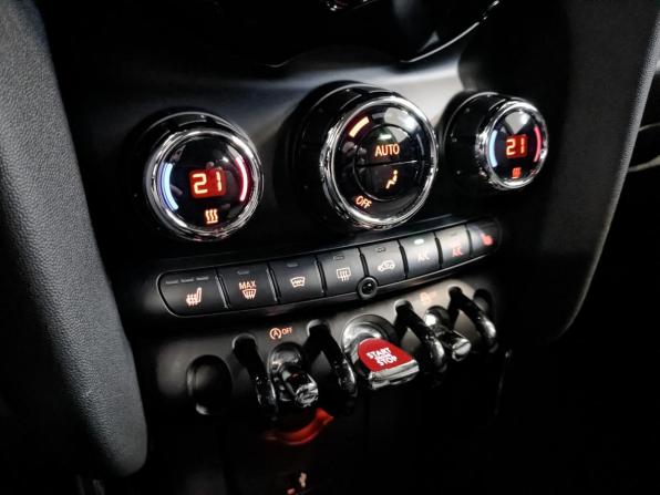 Mini Hatch III (F55/F56) Рестайлинг с пробегом 2021 года, цена 2 640 000 рублей, 11637 км, хэтчбек, Автокод Объявления