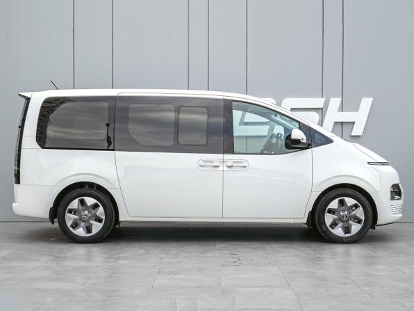 Hyundai Staria I с пробегом 2024 года, цена 5 625 000 рублей, 24040 км, минивэн, Автокод Объявления