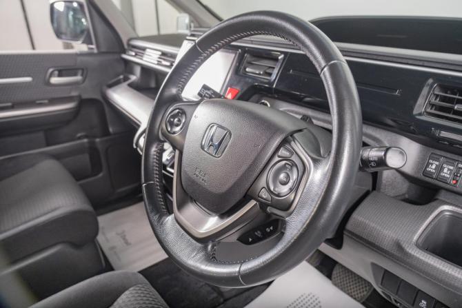 Honda Stepwgn V с пробегом 2016 года, цена 1 999 000 рублей, 94000 км, минивэн, Автокод Объявления