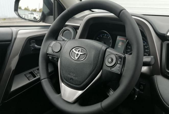 Toyota RAV4 IV (XA40) Рестайлинг с пробегом 2017 года, цена 1 820 000 рублей, 293993 км, внедорожник, Автокод Объявления