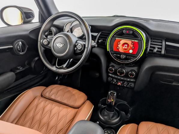 Mini Hatch III (F55/F56) Рестайлинг с пробегом 2021 года, цена 2 640 000 рублей, 57123 км, хэтчбек, Автокод Объявления