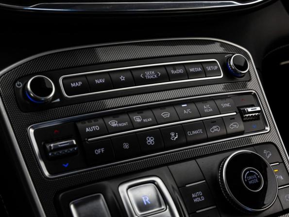Hyundai Santa Fe IV Рестайлинг с пробегом 2023 года, цена 3 799 000 рублей, 93210 км, внедорожник, Автокод Объявления