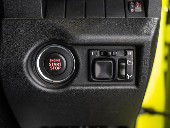 Suzuki Jimny III Рестайлинг 2 с пробегом 2018 года, цена 1 400 000 рублей, 108064 км, внедорожник, Автокод Объявления