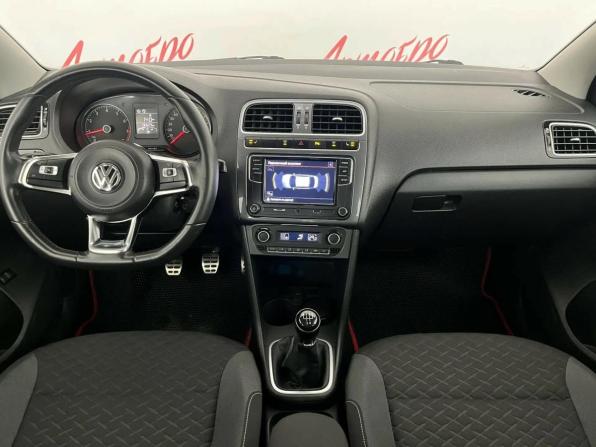 Volkswagen Polo V Рестайлинг с пробегом 2018 года, цена 939 000 рублей, 136618 км, седан, Автокод Объявления