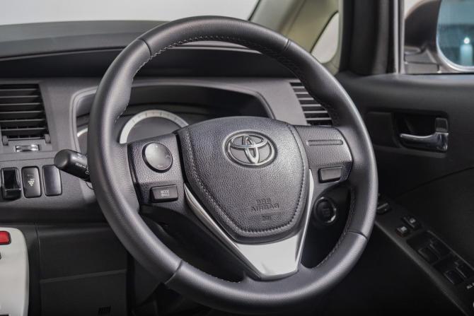 Toyota ISis I Рестайлинг с пробегом 2012 года, цена 1 399 000 рублей, 148000 км, компактвэн, Автокод Объявления