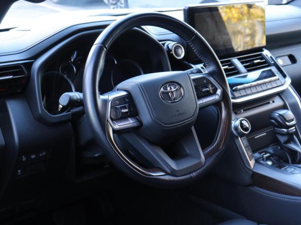 Toyota Land Cruiser 300 Series с пробегом 2022 года, цена 9 378 000 рублей, 28197 км, внедорожник, Автокод Объявления