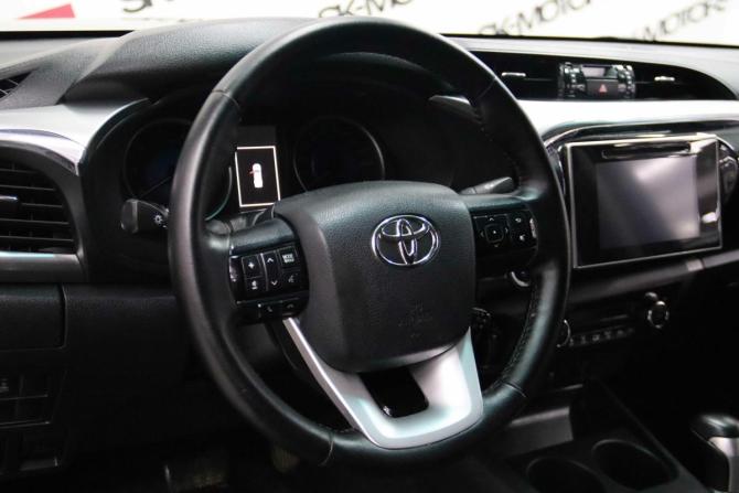 Toyota Hilux VIII с пробегом 2017 года, цена 3 030 350 рублей, 258942 км, пикап, Автокод Объявления