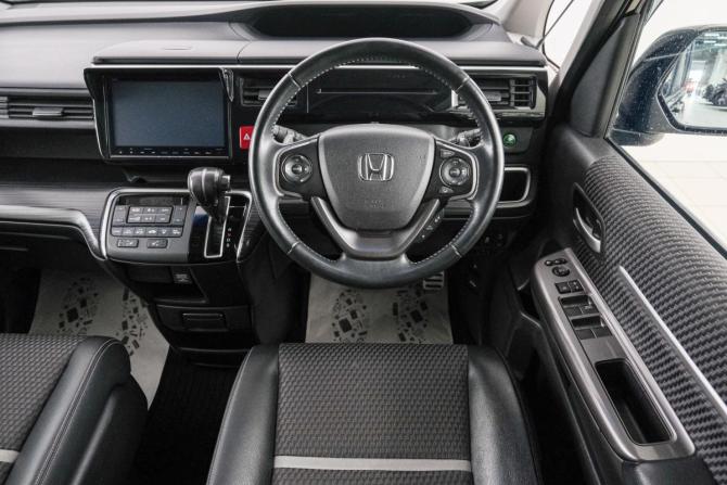 Honda Stepwgn V с пробегом 2016 года, цена 1 999 000 рублей, 89400 км, минивэн, Автокод Объявления