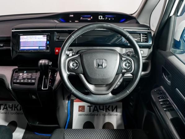 Honda Stepwgn V с пробегом 2016 года, цена 1 900 000 рублей, 136900 км, минивэн, Автокод Объявления
