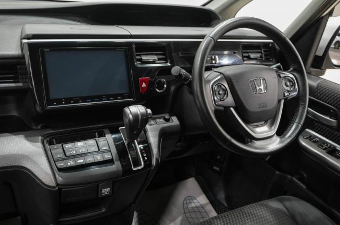 Honda Stepwgn V с пробегом 2016 года, цена 1 799 000 рублей, 117000 км, минивэн, Автокод Объявления