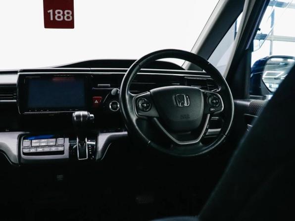 Honda Stepwgn V с пробегом 2016 года, цена 1 799 000 рублей, 122370 км, минивэн, Автокод Объявления