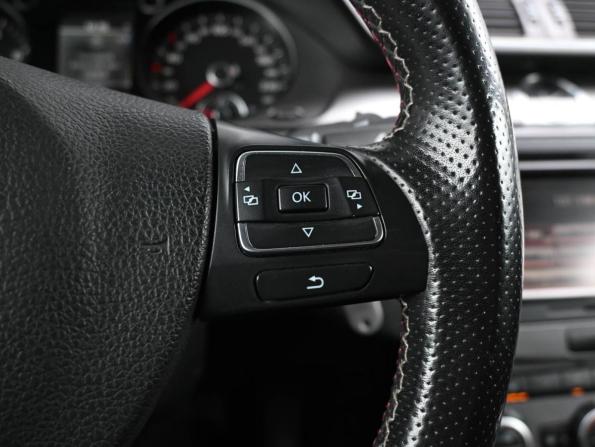 Volkswagen Passat B7 с пробегом 2012 года, цена 999 000 рублей, 244257 км, седан, Автокод Объявления