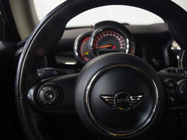 Mini Hatch III (F55/F56) Рестайлинг с пробегом 2018 года, цена 2 129 000 рублей, 60000 км, хэтчбек, Автокод Объявления