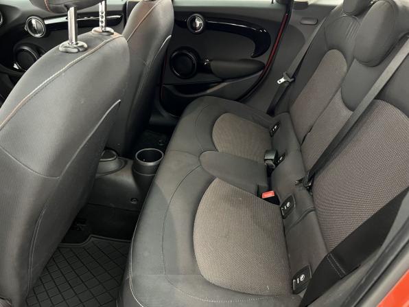 Mini Hatch III (F55/F56) Рестайлинг с пробегом 2018 года, цена 1 950 000 рублей, 40700 км, хэтчбек, Автокод Объявления