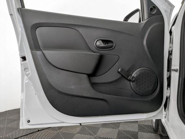 Renault Logan II Рестайлинг с пробегом 2021 года, цена 1 075 000 рублей, 38137 км, седан, Автокод Объявления