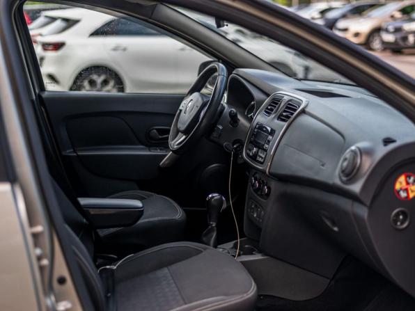 Renault Logan II с пробегом 2018 года, цена 665 000 рублей, 189733 км, седан, Автокод Объявления