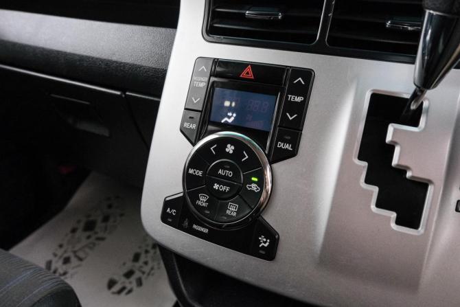 Toyota Noah II (R70) с пробегом 2010 года, цена 1 399 000 рублей, 235000 км, минивэн, Автокод Объявления