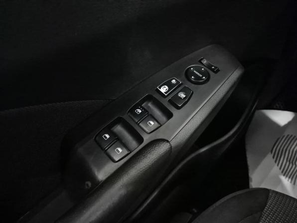Hyundai Solaris II с пробегом 2017 года, цена 820 000 рублей, 242018 км, седан, Автокод Объявления
