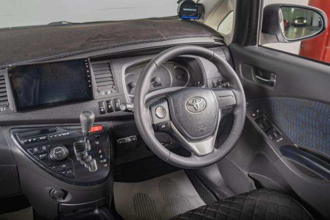 Toyota ISis I Рестайлинг с пробегом 2014 года, цена 1 629 000 рублей, 141000 км, компактвэн, Автокод Объявления